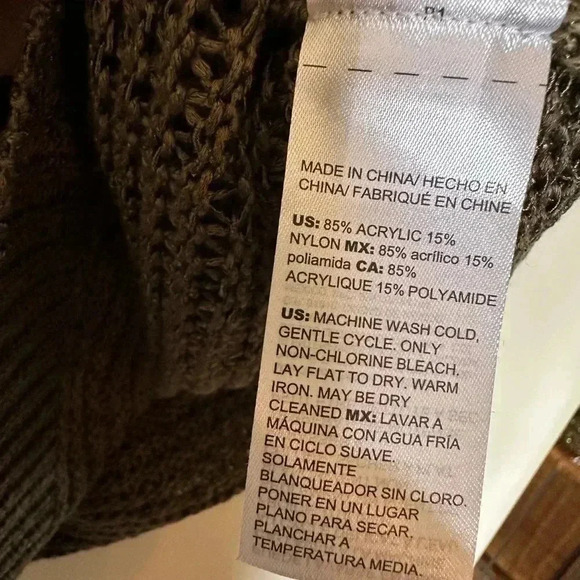 Chico’s Short Sleeve Olive Green Crewneck Sweater - Picture 5 of 5